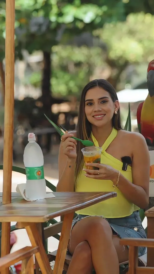 Joven con un vaso de fruta en San Bernardino