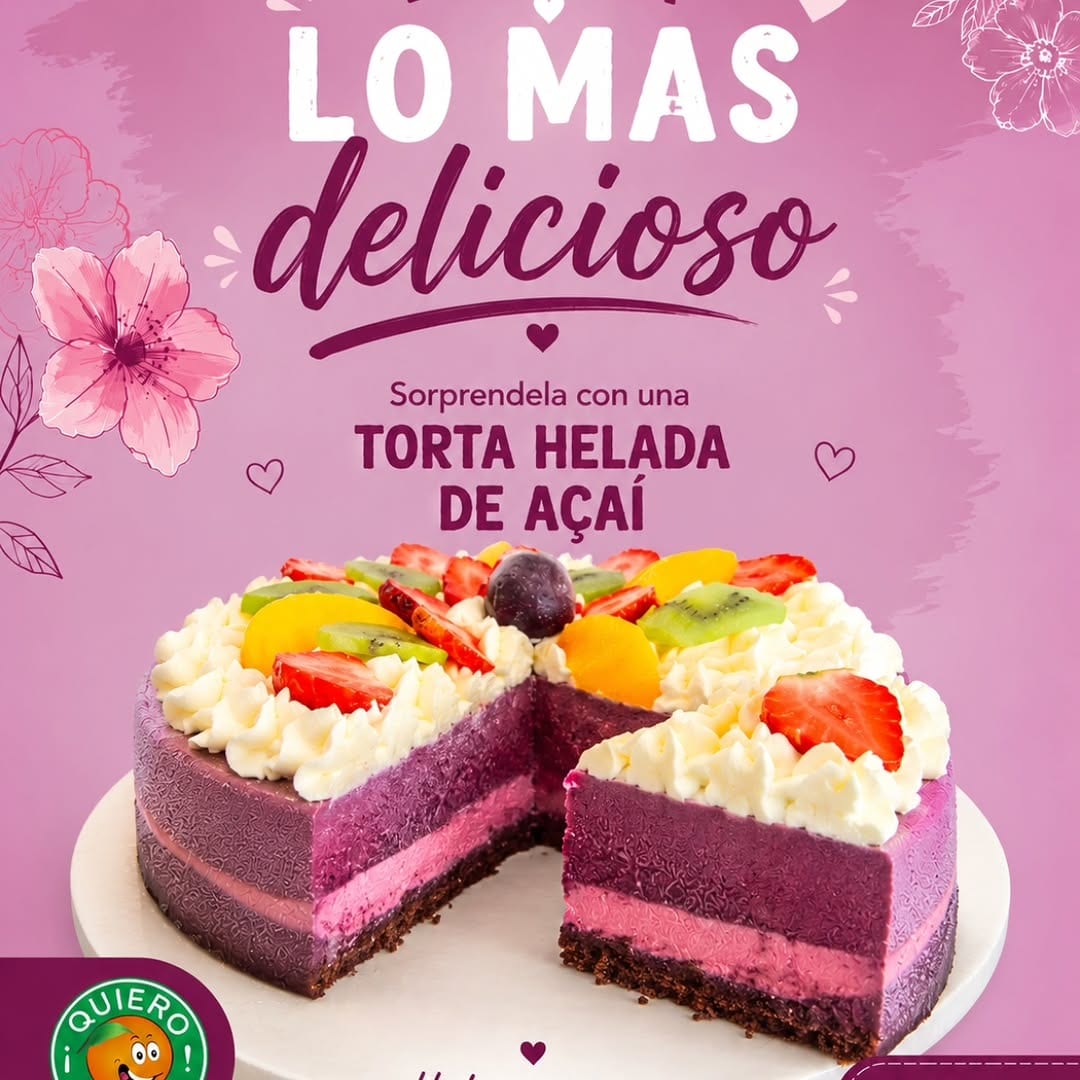 Torta helada de açaí decorada con frutillas, kiwi y crema